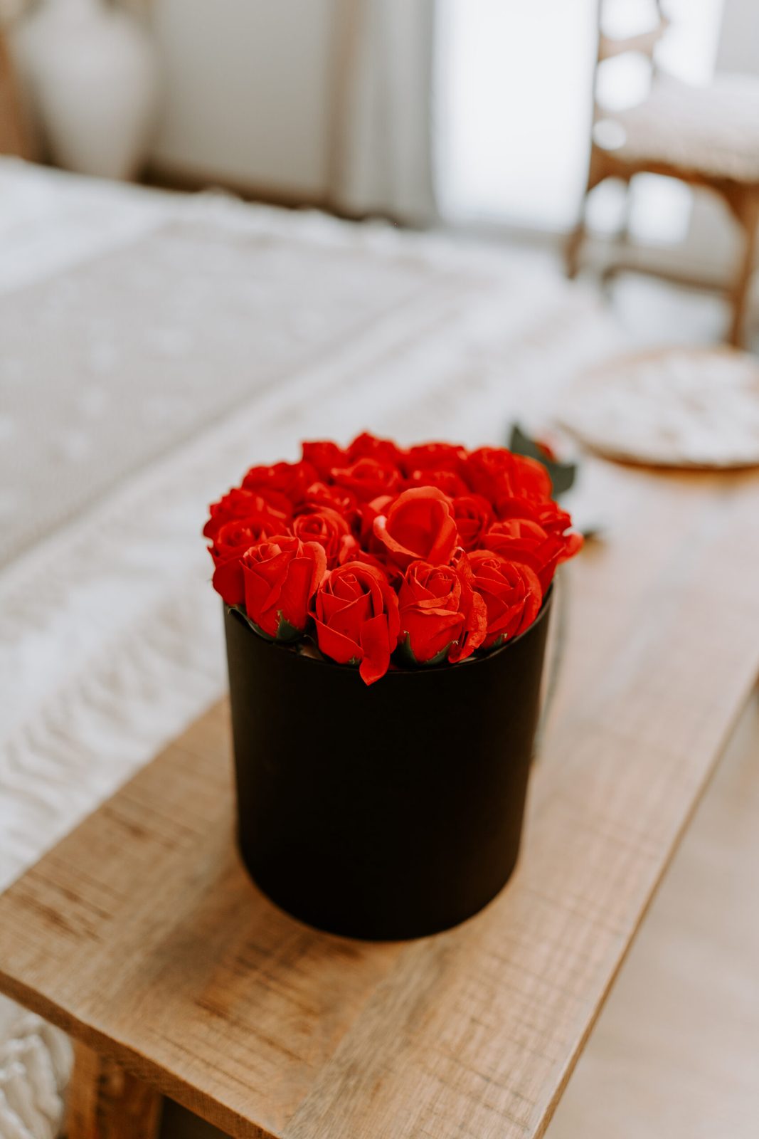 La décoration en roses dressée pour un moment à deux