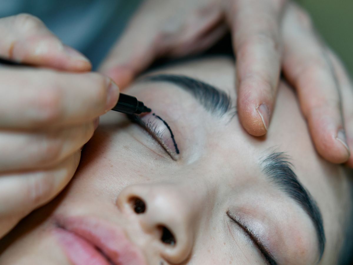 La pose d'un eyeliner semi-permanent au ras des cils, les yeux fermés