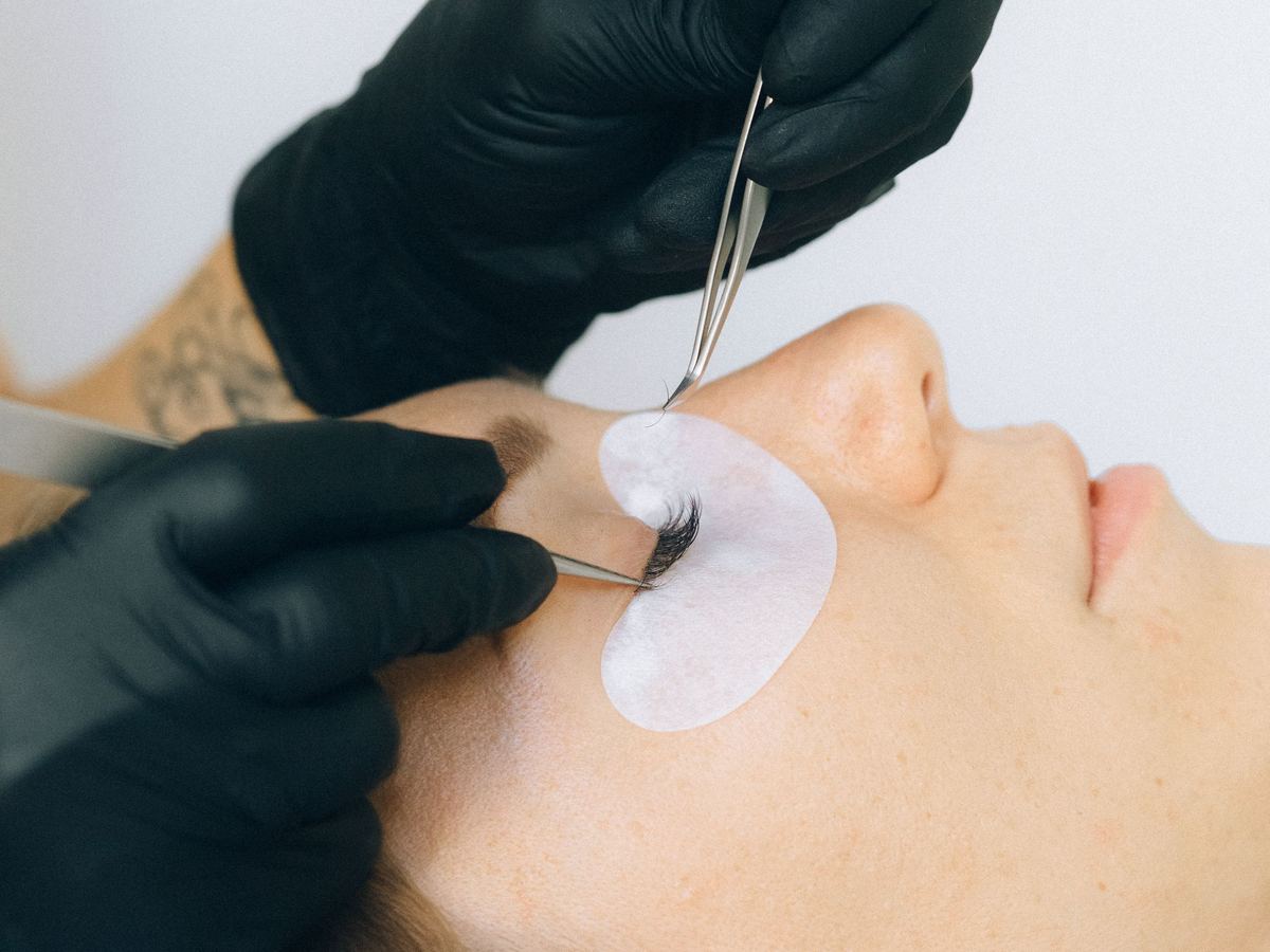 La pose d'extensions de cils à la pince, œil protégé par un patch