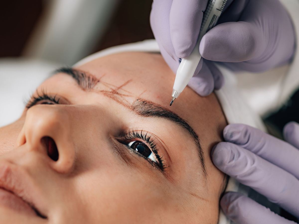 Un microblading des sourcils en cours, le stylet guidé au plus près du tracé
