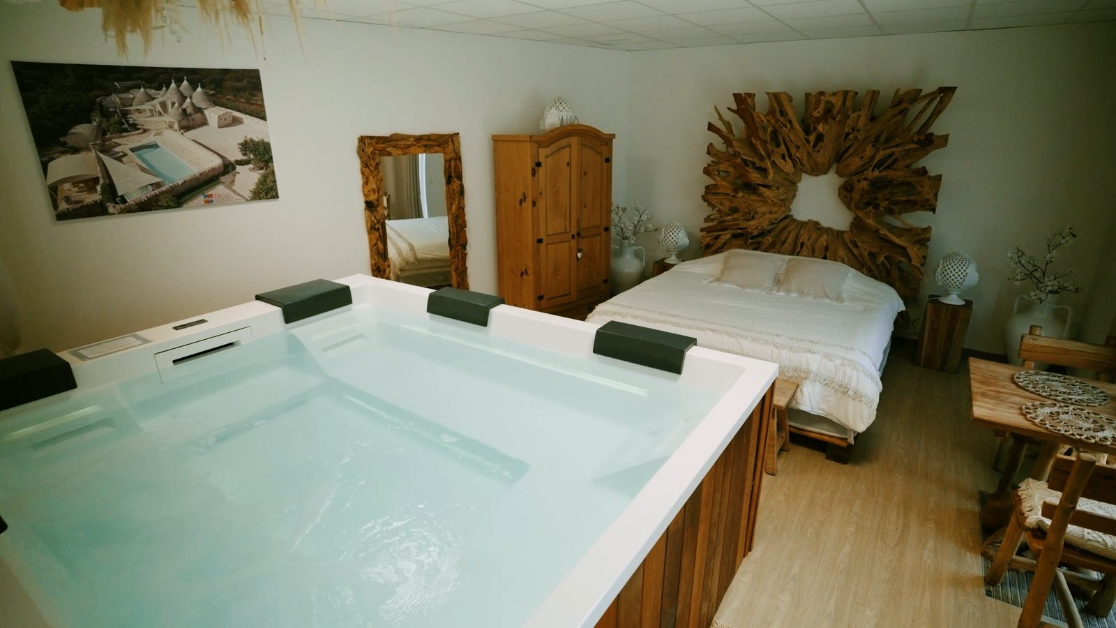 La Suite Riposo : le lit et le jacuzzi privatif dans la même pièce